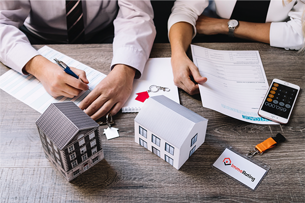 Detaillierte Immobilienbewertung wird von Immobilienexperten auf Papier erstellt